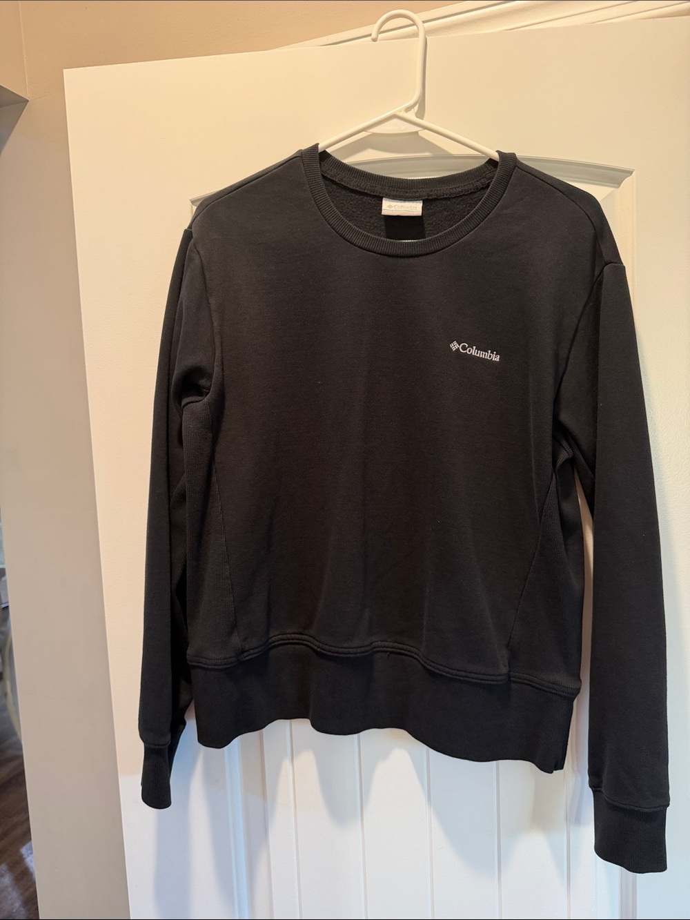 Columbia Women's Black Crewneck Sweatshirt